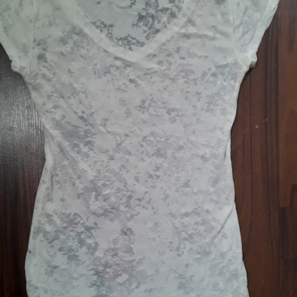 Sheer flowered v-neck t-shirt - Picture 5 of 11